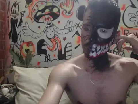 Snapshot of roystonee01 chatting on 11/01/25, 01:40 roystonee01 online show from 11/01/25, 01:40