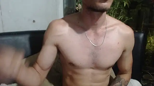 Snapshot of roystonee01 chatting on 11/15/25, 03:15 roystonee01 online show from 11/15/25, 03:15