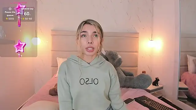 Mollymoon1 online show from 12/01/25, 08:14