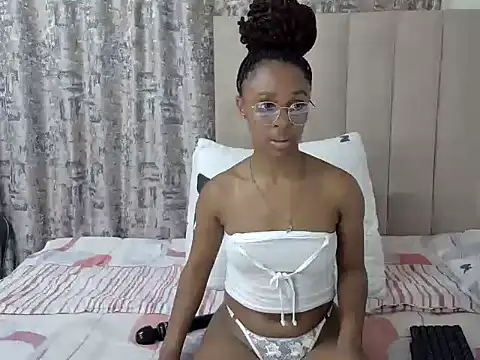 Snapshot of Pearl_00 chatting on 12/15/24, 02:52 Pearl 00 online show from 12/15/24, 02:52