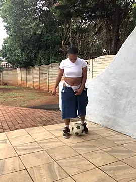 Snapshot of Pearl_00 chatting on 10/18/25, 11:00 Pearl 00 online show from 10/18/25, 11:00