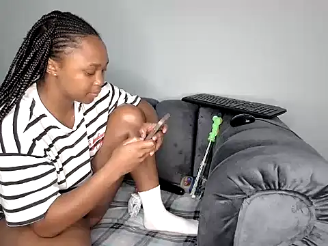 Snapshot of Pearl_00 chatting on 10/28/25, 04:49 Pearl 00 online show from 10/28/25, 04:49