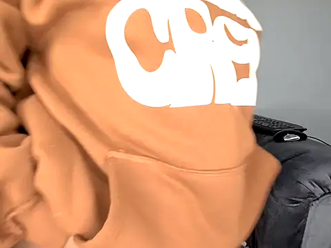 Snapshot of Pearl_00 chatting on 10/29/25, 08:32 Pearl 00 online show from 10/29/25, 08:32