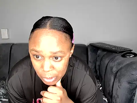 Snapshot of Pearl_00 chatting on 11/14/25, 08:29 Pearl 00 online show from 11/14/25, 08:29