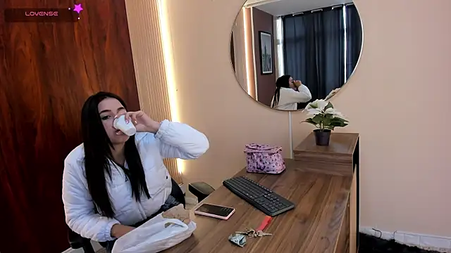 Leah Means  online show from 09/11/25, 12:27