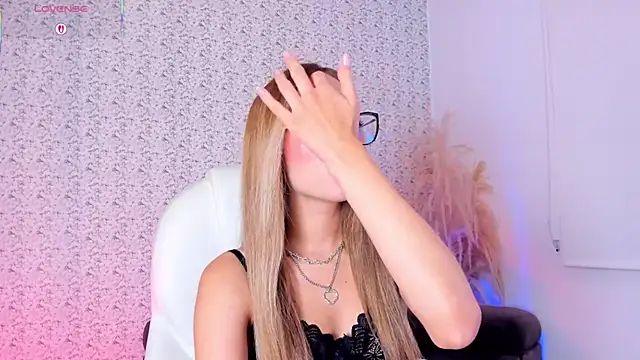 Snapshot of Sarajonnes chatting on 11/22/25, 04:28 Sarajonnes online show from 11/22/25, 04:28