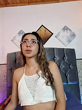 Snapshot of Scarlett_Khan chatting on 01/14/25, 04:15 Scarlett Khan online show from 01/14/25, 04:15