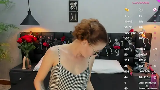 Sccarlett Johnnson online show from 10/15/25, 09:26