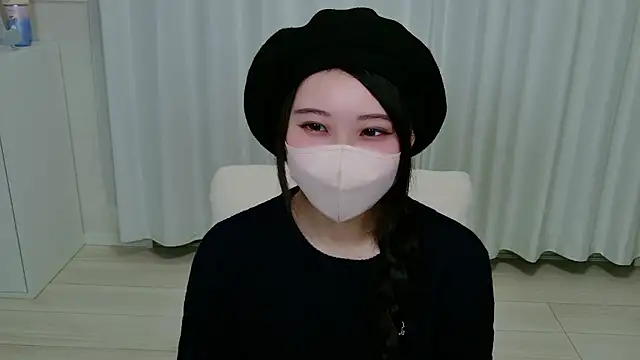 Snapshot of yuki_room chatting on 12/19/25, 01:18 yuki room online show from 12/19/25, 01:18