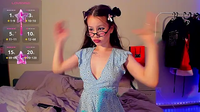 Snapshot of Anikka_Liam chatting on 10/10/25, 11:15 Anikka Liam online show from 10/10/25, 11:15