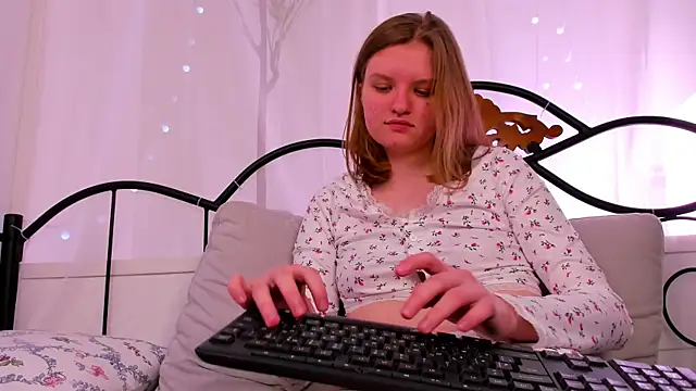 Snapshot of LilianSwall chatting on 03/16/25, 12:44 LilianSwall online show from 03/16/25, 12:44