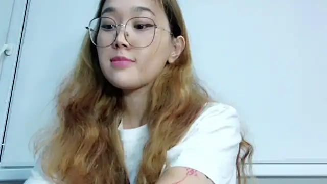 Snapshot of Jennatyan chatting on 11/18/25, 02:43 Jennatyan online show from 11/18/25, 02:43