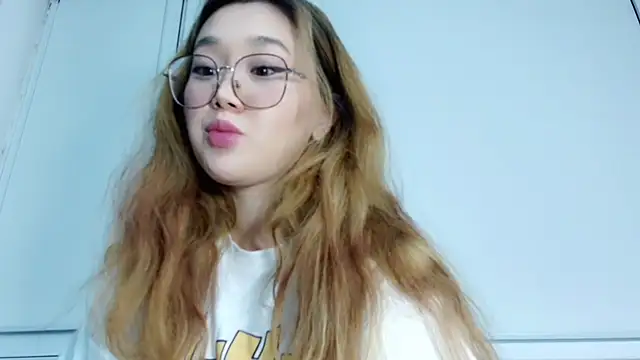 Snapshot of Jennatyan chatting on 11/19/25, 12:38 Jennatyan online show from 11/19/25, 12:38