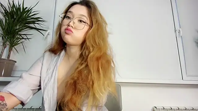 Snapshot of Jennatyan chatting on 11/24/25, 10:15 Jennatyan online show from 11/24/25, 10:15