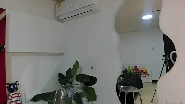 Snapshot of Milanxht chatting on 10/12/25, 08:30 Milanxht online show from 10/12/25, 08:30