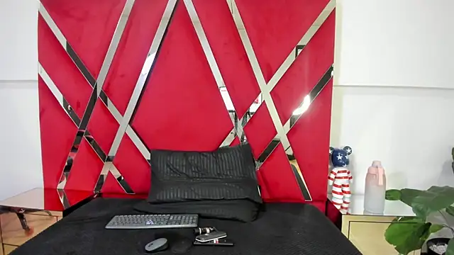 Snapshot of Milanxht chatting on 10/13/25, 08:42 Milanxht online show from 10/13/25, 08:42