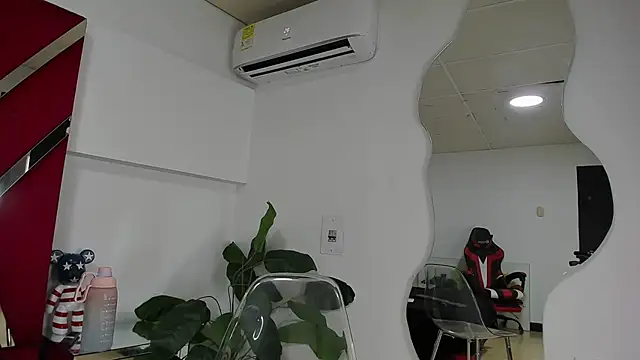 Snapshot of Milanxht chatting on 10/22/25, 08:41 Milanxht online show from 10/22/25, 08:41