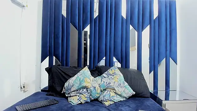 Snapshot of Milanxht chatting on 10/27/25, 06:56 Milanxht online show from 10/27/25, 06:56