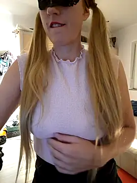 Snapshot of Hexe12346 chatting on 10/23/25, 05:40 Hexe12346 online show from 10/23/25, 05:40