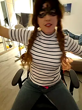 Snapshot of Hexe12346 chatting on 11/10/25, 05:01 Hexe12346 online show from 11/10/25, 05:01