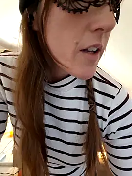 Snapshot of Hexe12346 chatting on 11/22/25, 02:05 Hexe12346 online show from 11/22/25, 02:05