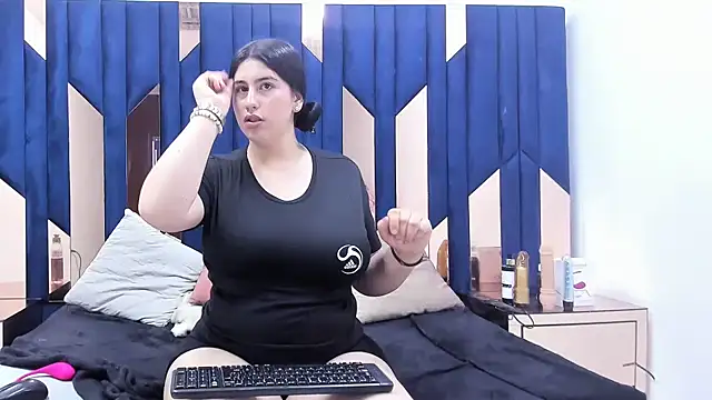 Snapshot of Criistaal_ chatting on 02/27/25, 04:41 Criistaal  online show from 02/27/25, 04:41