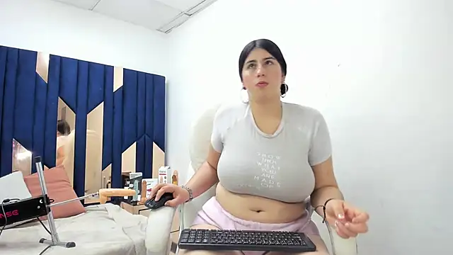 Snapshot of Criistaal_ chatting on 03/21/25, 07:33 Criistaal  online show from 03/21/25, 07:33