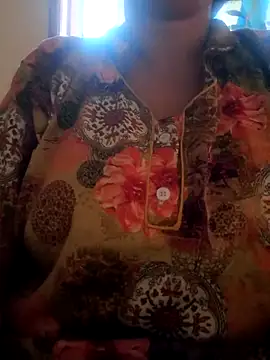 Snapshot of akshara_22 chatting on 10/18/25, 11:33 akshara 22 online show from 10/18/25, 11:33