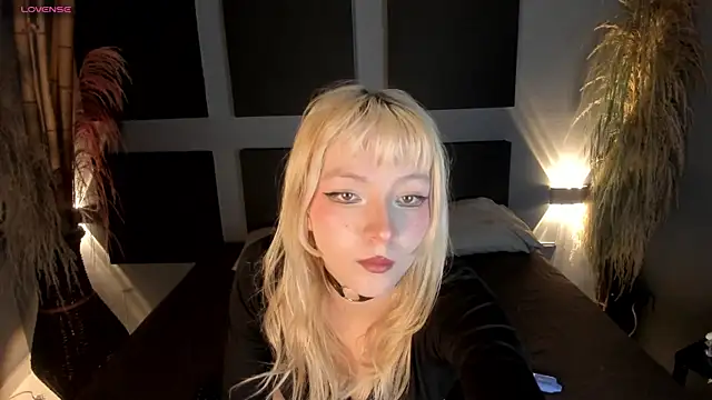 Snapshot of Cloe_five chatting on 03/11/25, 09:15 Cloe five online show from 03/11/25, 09:15