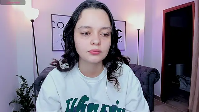 Bella-hadiid online show from 02/25/25, 11:08