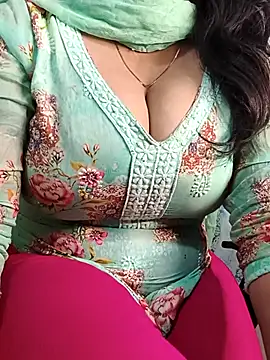 Snapshot of Anamika_Kapoor chatting on 11/17/25, 11:10 Anamika Kapoor online show from 11/17/25, 11:10