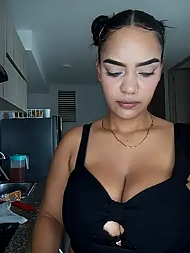 Snapshot of Sara-77 chatting on 11/11/25, 03:01 Sara-77 online show from 11/11/25, 03:01