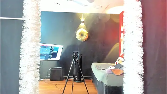 Snapshot of YayaHilton chatting on 12/16/25, 05:01 YayaHilton online show from 12/16/25, 05:01