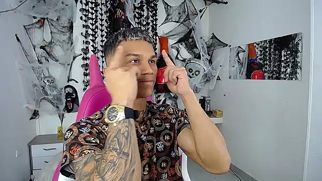 Snapshot of Leonard_Price chatting on 11/07/25, 05:18 Leonard Price online show from 11/07/25, 05:18