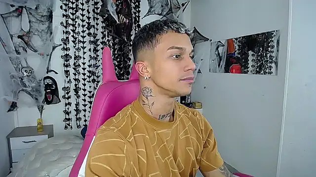 Snapshot of Leonard_Price chatting on 11/09/25, 03:38 Leonard Price online show from 11/09/25, 03:38