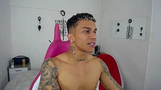 Snapshot of Leonard_Price chatting on 11/13/25, 02:21 Leonard Price online show from 11/13/25, 02:21