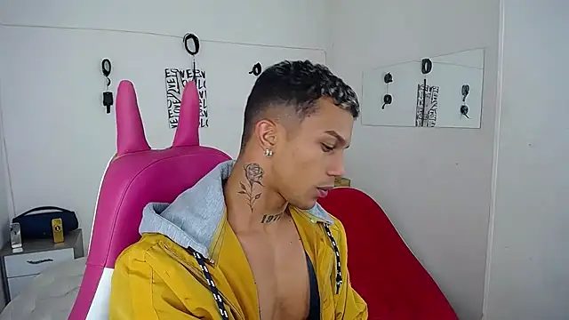 Snapshot of Leonard_Price chatting on 11/16/25, 01:55 Leonard Price online show from 11/16/25, 01:55