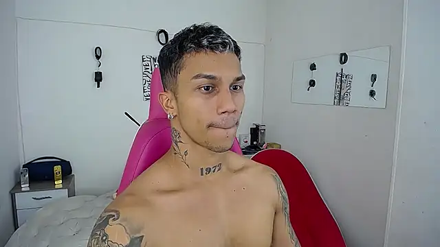 Snapshot of Leonard_Price chatting on 11/17/25, 02:06 Leonard Price online show from 11/17/25, 02:06