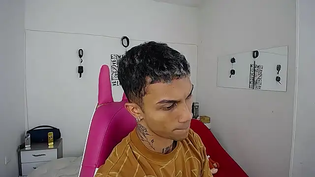 Snapshot of Leonard_Price chatting on 11/20/25, 02:12 Leonard Price online show from 11/20/25, 02:12