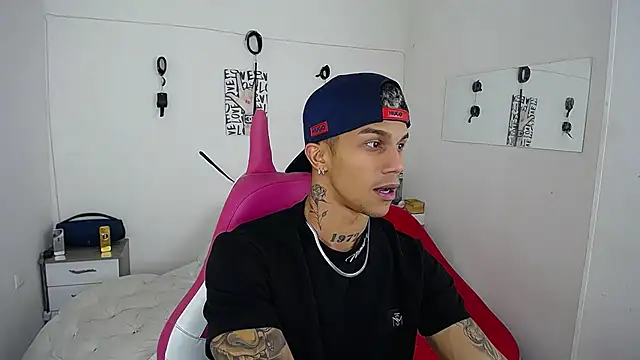 Snapshot of Leonard_Price chatting on 11/21/25, 02:10 Leonard Price online show from 11/21/25, 02:10