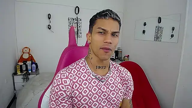 Snapshot of Leonard_Price chatting on 11/22/25, 02:21 Leonard Price online show from 11/22/25, 02:21