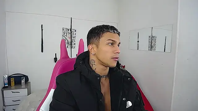 Snapshot of Leonard_Price chatting on 11/24/25, 04:45 Leonard Price online show from 11/24/25, 04:45