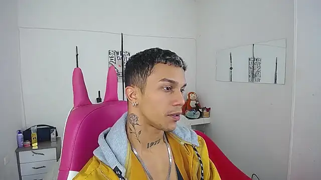 Snapshot of Leonard_Price chatting on 11/25/25, 04:01 Leonard Price online show from 11/25/25, 04:01