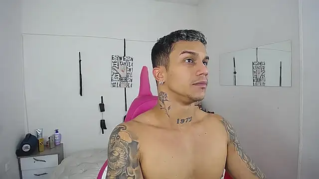 Snapshot of Leonard_Price chatting on 11/26/25, 04:02 Leonard Price online show from 11/26/25, 04:02