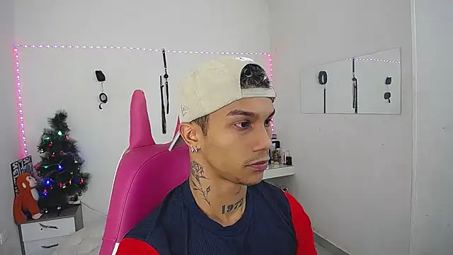 Snapshot of Leonard_Price chatting on 12/01/25, 12:32 Leonard Price online show from 12/01/25, 12:32