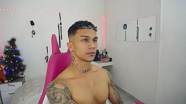 Snapshot of Leonard_Price chatting on 12/02/25, 04:07 Leonard Price online show from 12/02/25, 04:07