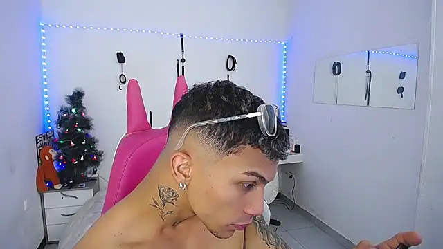 Snapshot of Leonard_Price chatting on 12/02/25, 04:13 Leonard Price online show from 12/02/25, 04:13