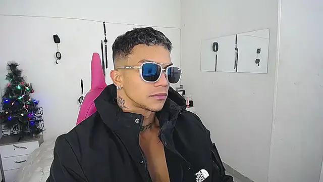 Snapshot of Leonard_Price chatting on 12/03/25, 02:26 Leonard Price online show from 12/03/25, 02:26