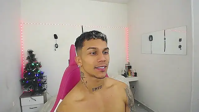 Snapshot of Leonard_Price chatting on 12/05/25, 07:32 Leonard Price online show from 12/05/25, 07:32