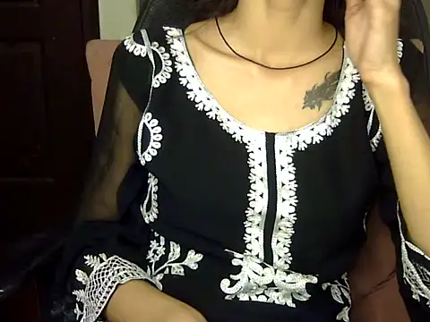 MAAYRA 09 online show from 01/11/25, 08:43